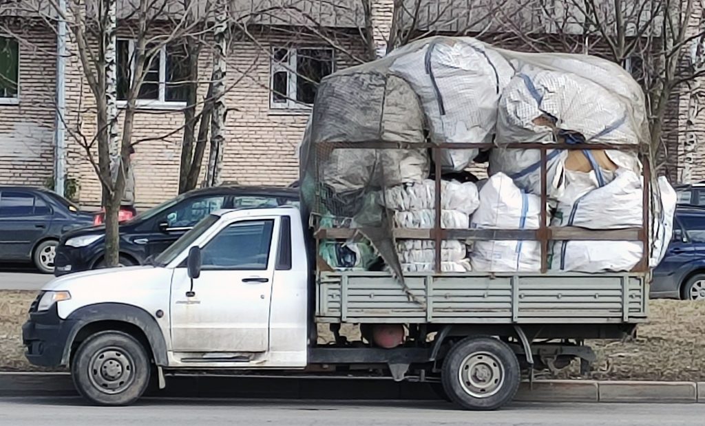 Газель паркуют во дворе