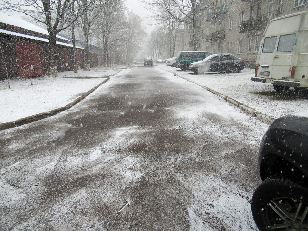 Не видно разметку зимой. Грязные дороги Карелии. Петрозаводск зимой тротуары. Первые заморозки на тротуаре. Самара реагенты на тротуаре.