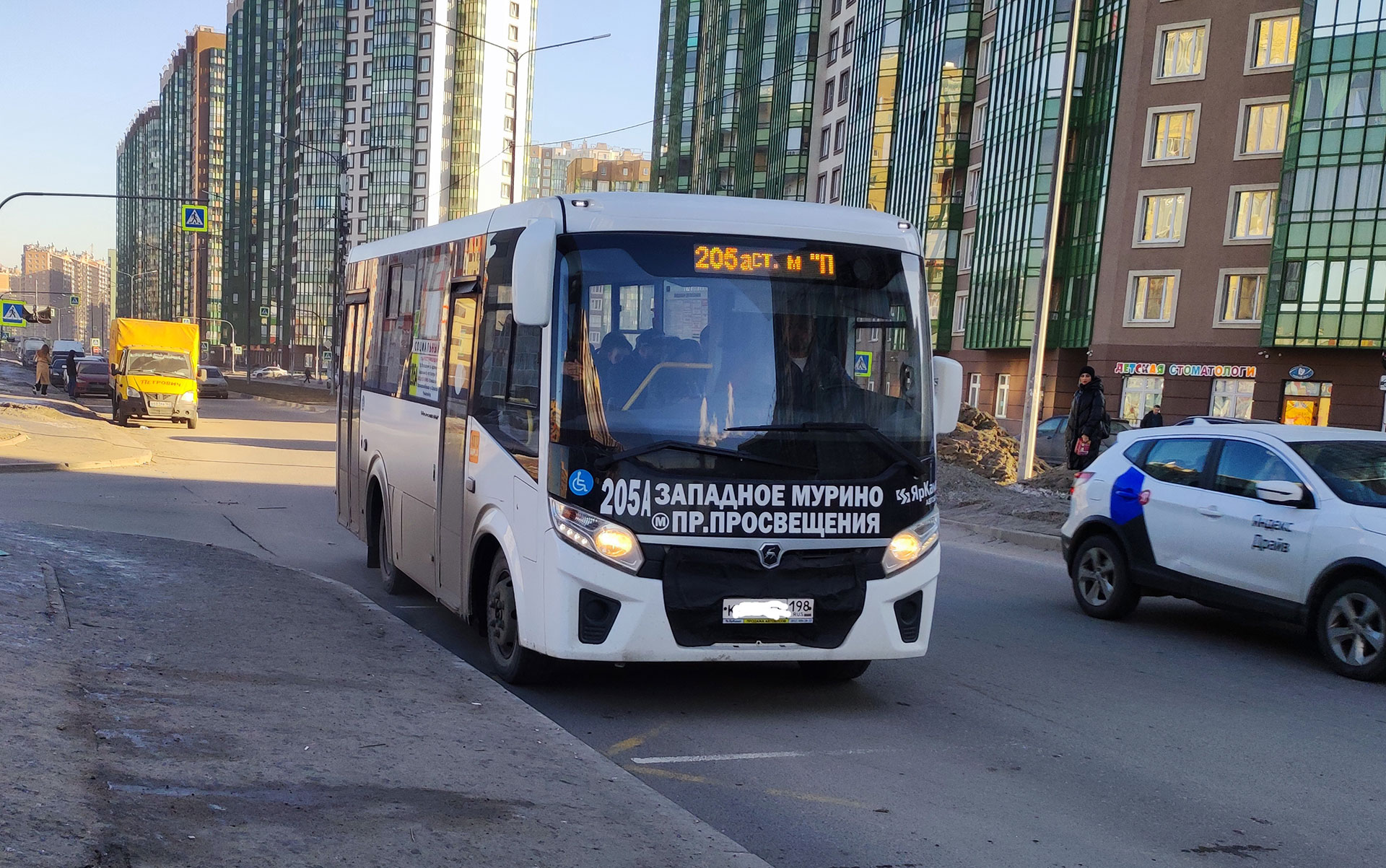 Нужно ли уступать автобусу, отъезжающему от остановки, в городе и за  городом?